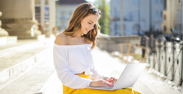 Dell PCを使う女性のイメージ写真